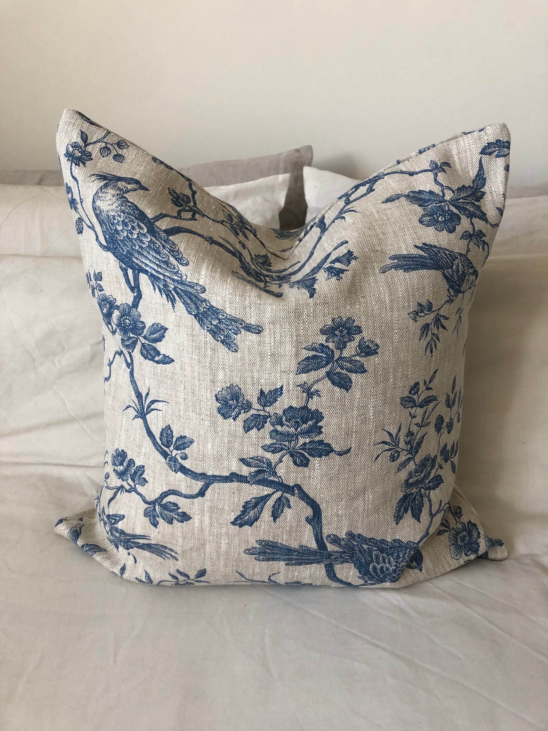 Kissenbezüge auf dem französischen Land, Vintage Leinenbettwäsche, blaue Toile de Jouy, Bauernhauskissen, Vintage-Dekor