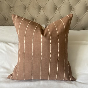 Federa per cuscino a righe marroni, federa per cuscino color cuoio, cuscino color argilla scuro, coperta sparsa color caramello, arredamento boho per la casa, extra large