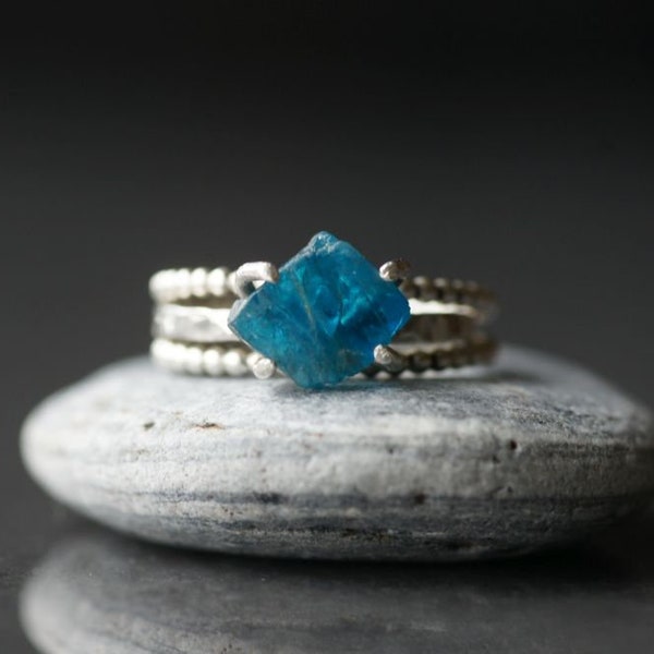 Raw Apatite ring Raw blue Apatite ring Stackable rings Hammered ring Beaded ring Raw gemstone set ring Rough stone ring Blue ring Unique