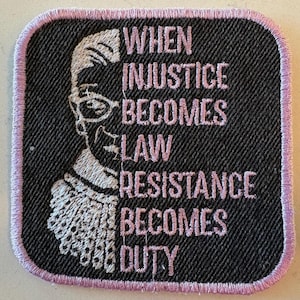 Puede incluir: Un juego de tres tazas de cerámica con un acabado mate moteado. Las tazas son de color crema, gris claro y gris oscuro. Cada taza tiene un diseño simple y minimalista y un asa redondeada.