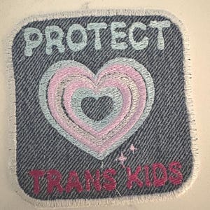 Parche bordado "Protege a los niños trans" de 3,5 x 3,5 pulgadas (de mezclilla reciclada)