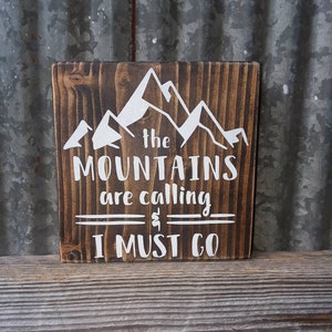Placa de madeira "As montanhas estão chamando e eu preciso ir" | Placa de madeira pequena | Placa personalizada pintada à mão | Decoração de aventura | Decoração de cabana | Pequeno presente