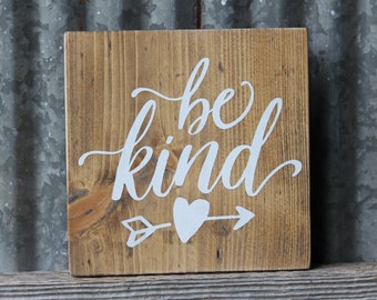 Be Kind Recycled Holzschild: Handgemalter Kantenhocker