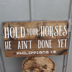 Hold Your Horses Rustikales Reclaimed Holz Schild Bauernhaus Schild Pferd Dekor Philipper 1:6 Landschild Bauernhaus Schrift Wanddekoration Geschenk