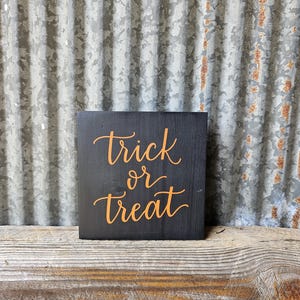 Trick or Treat rustiek houten bord, gelaagd dienblad decor, gelaagd dienblad bord, teruggewonnen houten bord, Halloween-bord, Trick or Treat-bord, klein bord