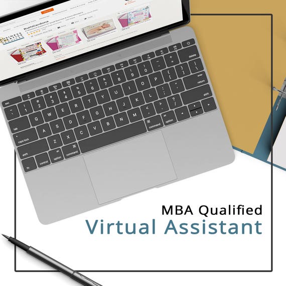 سيدة تعمل كمساعد إداري في مكتب عصري مع حاسوب وملفات منظمة