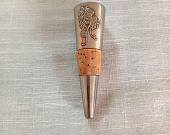 Tappo per bottiglia vintage in metallo argentato e sughero con decorazione a rilievo a forma di uva - Anni '70-'80 - Nuovo