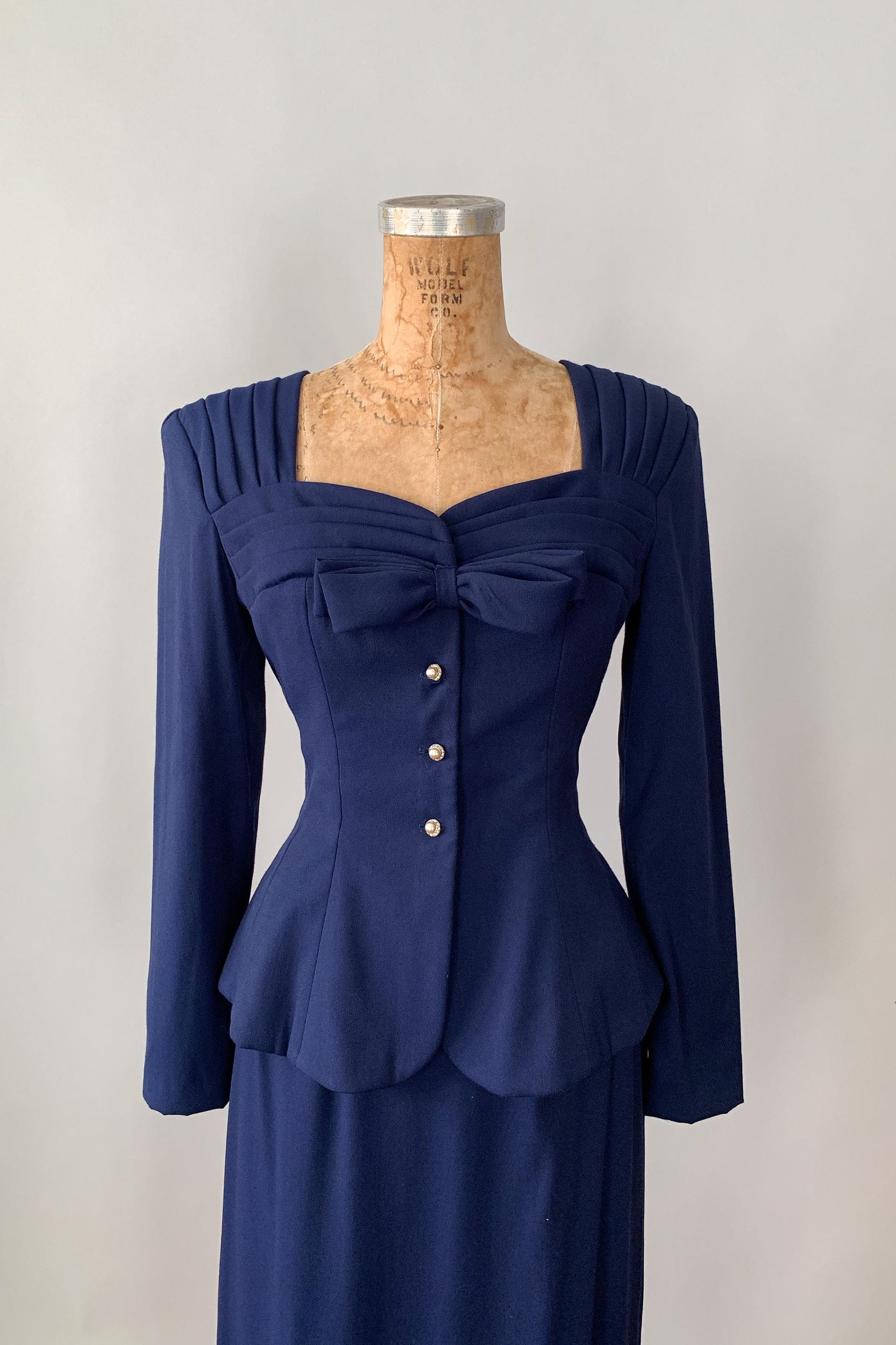 Vintage 1980s does 1940s style sweetheart neckline peplum suit Small S