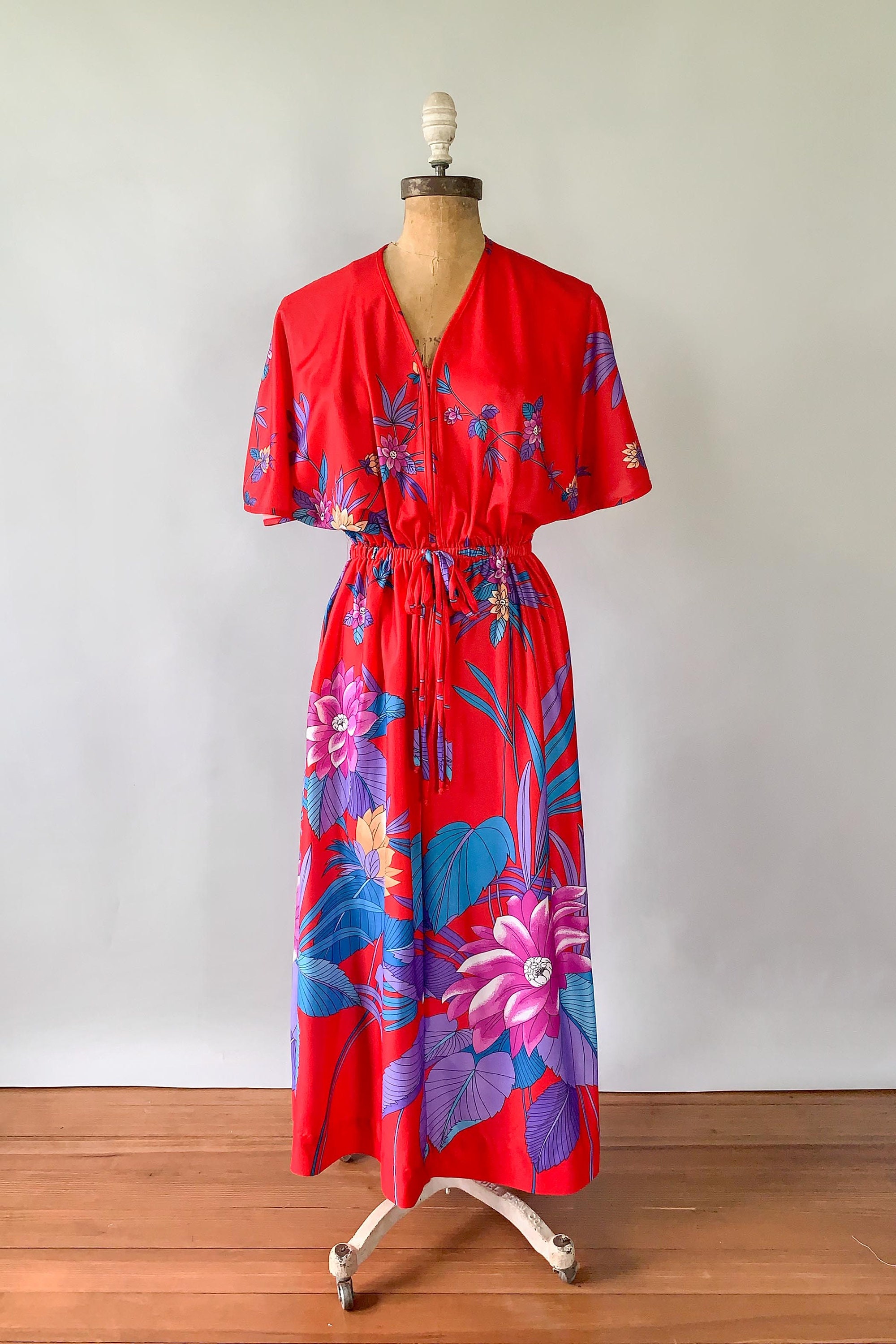 Vintage 1970s red Hawaiian floral kimono sleeve zip front dress gown ...