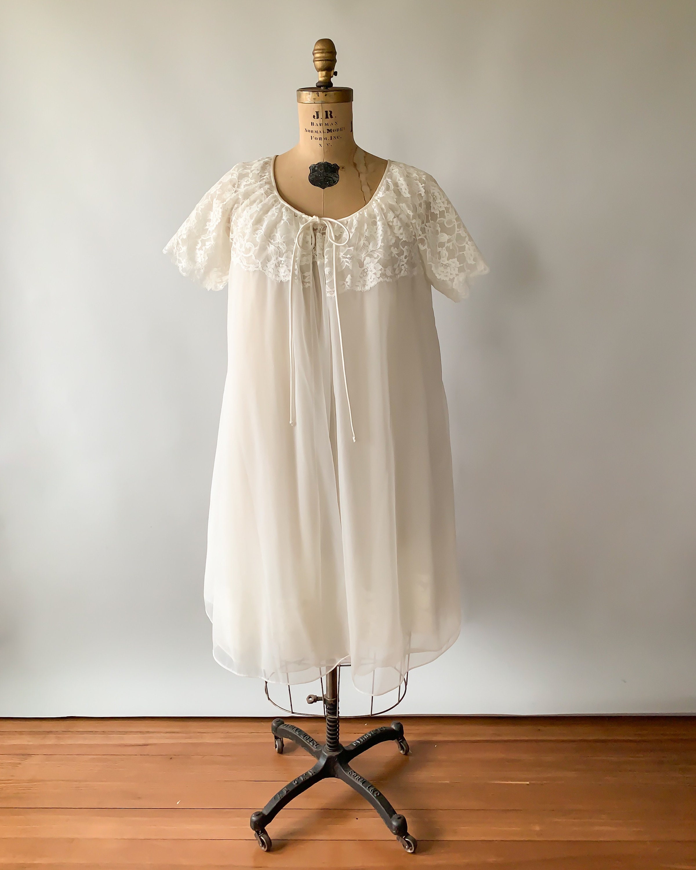 Vintage 1960s Vanity Fair white sheer lace peignoir set medium M large L