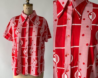 Vintage 70s Top, 1970s Red Tennis Court Racket Novelty Print Polyester Shirt, Dog Eared Pointed Collar Pickleball Button Down, Large L XL