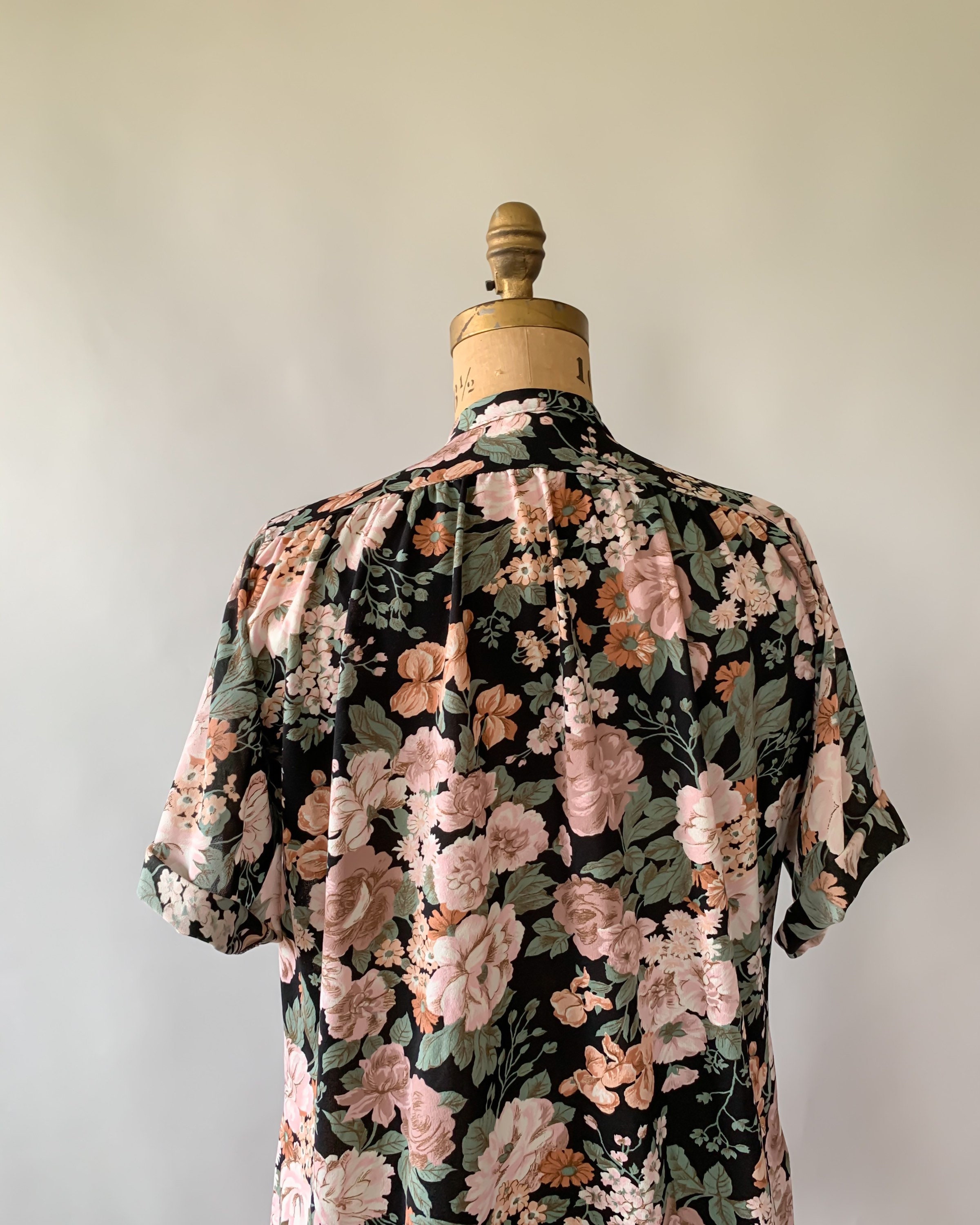 Vintage 1970s dark floral blouse / Medium M Large L Extra Large XL