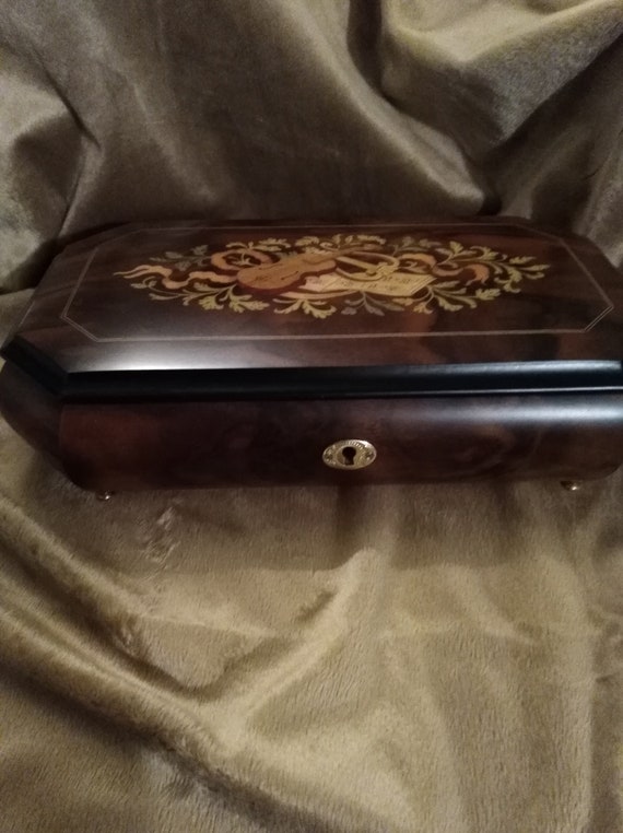 Exquisite jewelry/ music box