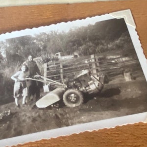 Carte de voeux photo en noir et blanc photo de famille labourant la terre vintage par l'artiste Donna Morrison