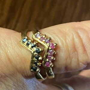 Vintage set 2 ringen - robijnen en zwarte onyx - goudvermeil - stapelringen PRACHTIG circa jaren 1950 maat 5 fijne kwaliteit