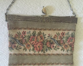 Pochette ancienne en tapisserie avec rabat ~ Vers : 1910 avec anse en chaîne RÉDUIT