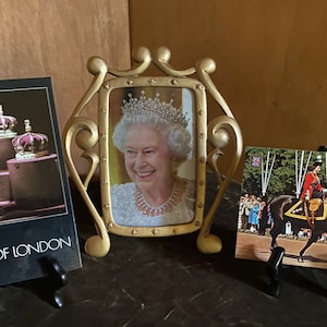 VERKAUF! 3-teilige Vignette Queen Elizabeth II - Fotografie mit hinter Glas gefasstem Goldrahmen & 2 englische Vintage Postkarten