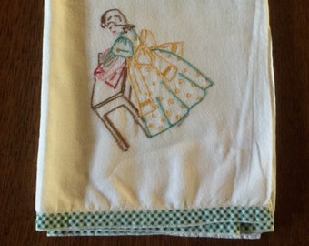 Vintage theedoek keukentheedoek of klein tafelkleed met de hand geborduurd werk circa jaren 1930