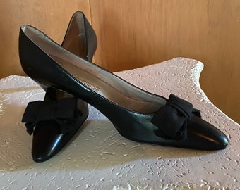 Classic Leather Pump with Grosgrain Ribbon Flat Bow Detail RINALDI exclusively for I. Magnin of San Francisco circa 1960s Size 8 1/2 Narrow