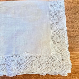 Linen & Lace Handkerchief Vintage Hankie/Hanky circa 1950s