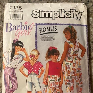 Può includere: Modello di cucito Simplicity numero 7125 per ragazze di età compresa tra 7 e 14 anni. Il modello include istruzioni per realizzare un paio di pantaloni con stampa a pesce, una maglietta a pois e una canotta con stampa a pesce. Il modello include anche un trasferimento termoadesivo bonus per una bambola Barbie.