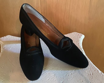 Black Suede Court Shoe - Pumps - Custom Handmade - Fenton Last for Saks of Fifth Avenue Size 8 1/2 circa 1950s