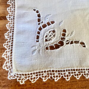 1940s Vintage Linen Handkerchief: Hand Crocheted Cutwork Hankie