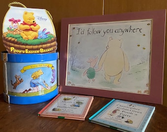 Winnie The Pooh Vignette Spielzeug Trommel Ostertafel Buch mit Griff Matted Art Piece of Pooh (ungerahmt) 2 Hard Back Books von A. A. Milne