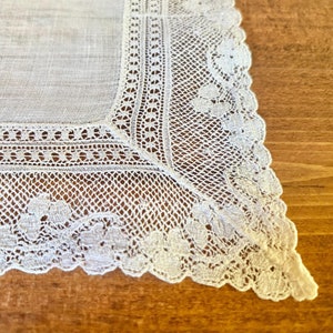 Vintage Linen Antique Lace Border Handkerchief circa 1940s