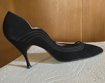 Suede Stiletto Pump Shoe with Scalloped Side Design SOFT STEPS for Citations circa 1960s Size 7AA