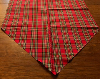 Satin Tischläufer Handarbeit Klassisches Rot Kariert mit Fertigen Punkten circa 1980er Jahre