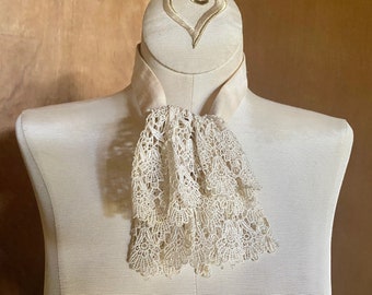 Collar Jabot de encaje de la época victoriana antigua Condición impecable alrededor de 1915