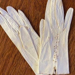 Women’s Cream Kid Leather Driving Gloves Beautiful Cut Work Never Used New Condition Vintage circa 1940s