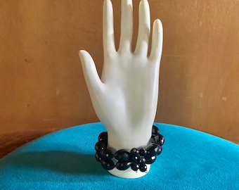 Pulsera vintage de cuentas negras azabache de doble hebra alrededor de la década de 1950