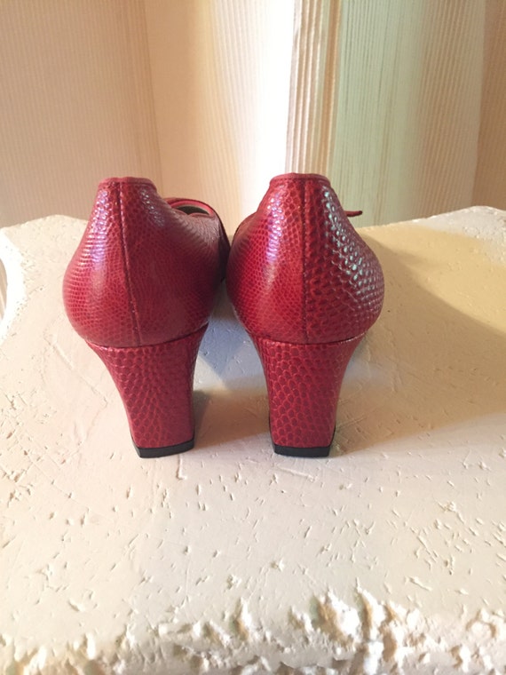 Scarlet leather Pumps Size 8 Narrow 1960's - image 2