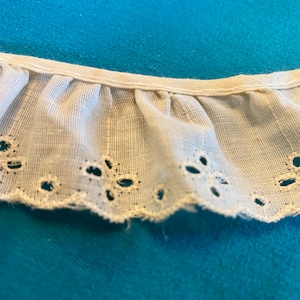 Öse Spitze Vintage Ecru Geraffte Broderie 2 Meter und 25 Zoll circa 1960er Jahre
