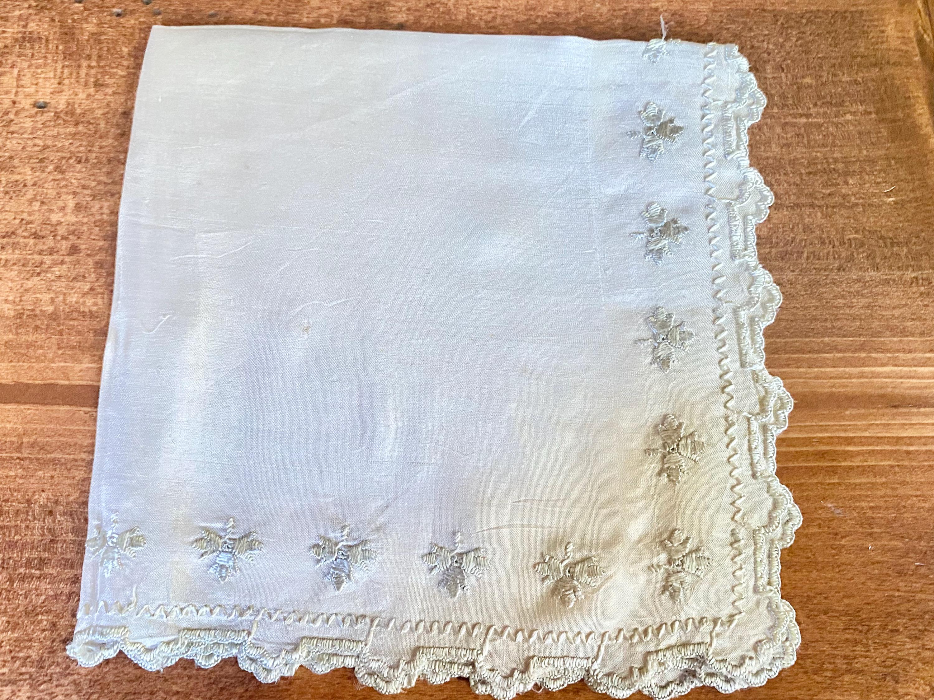 ヴィンテージシルクハンカチ：刺繍入りハンカチ、1940年代の手仕事 