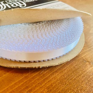 Bobine de ruban double face bordée de plumes, blanc, 48 mètres, Offray