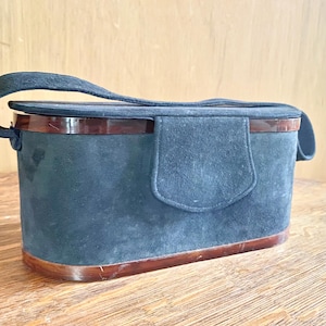 Cartera de gamuza con ribete de baquelita, color azul marino, década de 1940, rara