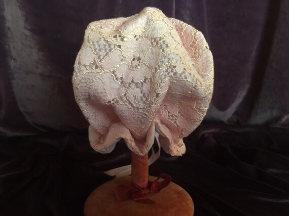 ヴィンテージベビーボンネット：ピンクのブロケード、白いサテンリボン