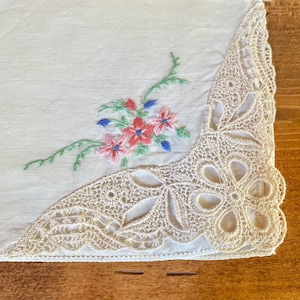 Hand Embroidered Hanky Floral Motif Antique Lace circa 1950s Vintage Handkerchief/ Hankie