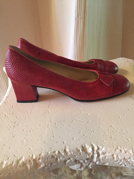 Scarlet leather Pumps Size 8 Narrow 1960's - image 1