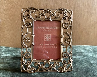 Metalen frame met reliëf, antiek goud, Jennifer Moore Iron Works-collectie, jaren 80, nooit gebruikt - nieuwe staat