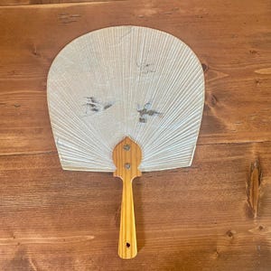 Ventaglio Uchiwa giapponese d&#39;epoca: carta dipinta a mano e legno, anni &#39;50