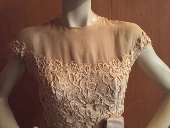 1950s Vintage CARLYE Ivory and Beige Silk Lace Dr… - image 2