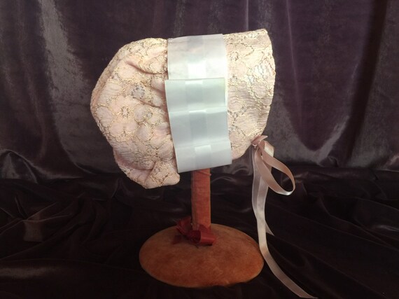 ヴィンテージベビーボンネット：ピンクのブロケード、白いサテンリボン