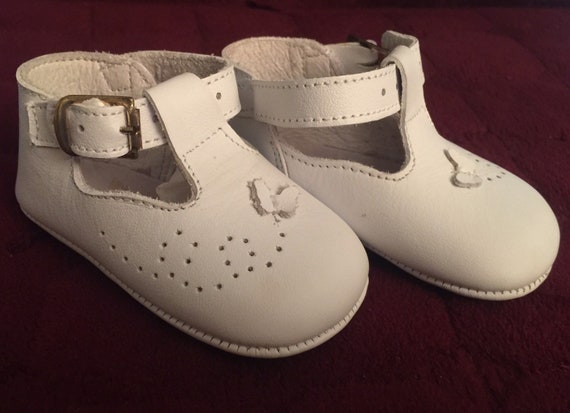 ヴィンテージレザー幼児用シューズ：ホワイトバタフライディテール