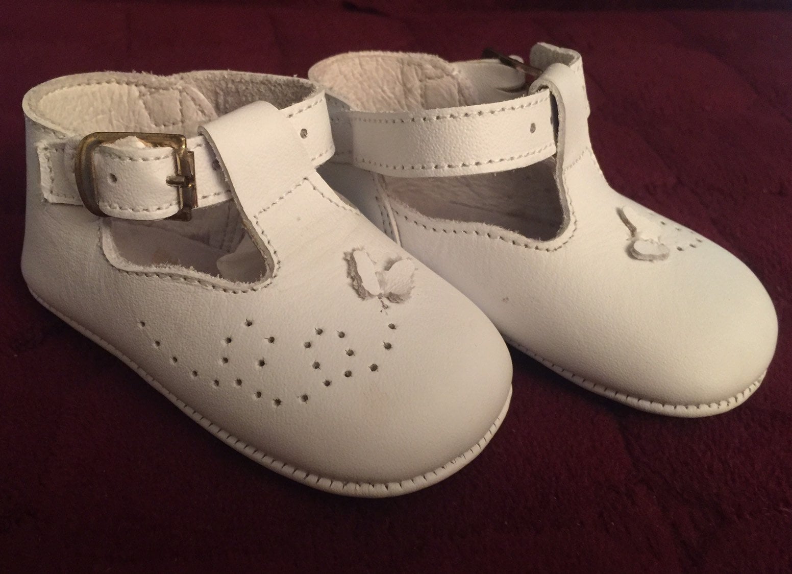 ヴィンテージレザー幼児用シューズ：ホワイトバタフライディテール