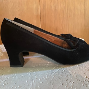 Black Suede Court Shoe - Pumps - Custom Handmade - Fenton Last for Saks of Fifth Avenue Size 8 1/2 circa 1950s. Reduced