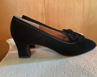 Vintage Black Suede Pumps: Handmade Court Shoes, Saks Fifth Avenue 1950s, Size 8.5